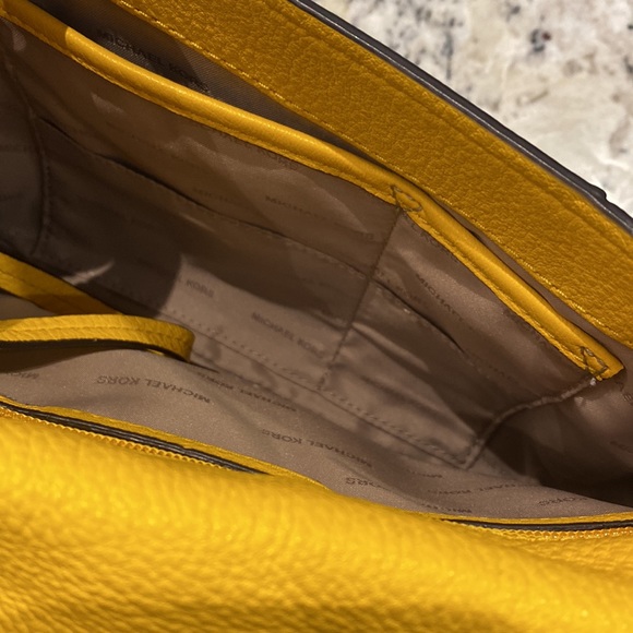 MK handbag with adjustable strap attachment - Picture 15 of 15